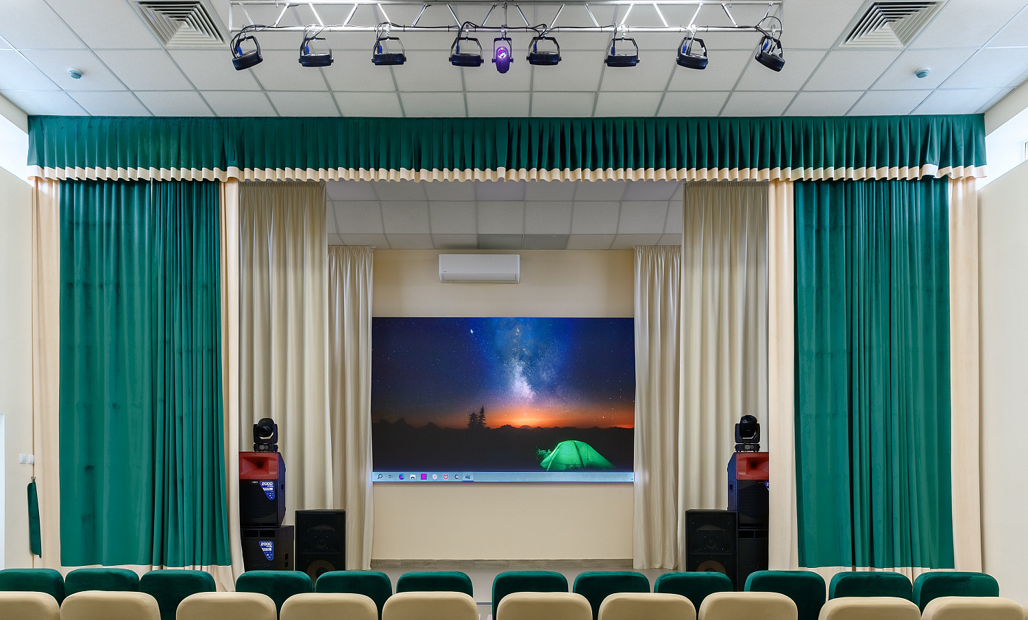 Примеры реализованных актовых залов